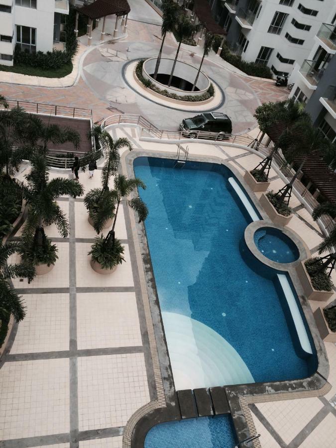 Resorts World Condo Manila Esterno foto